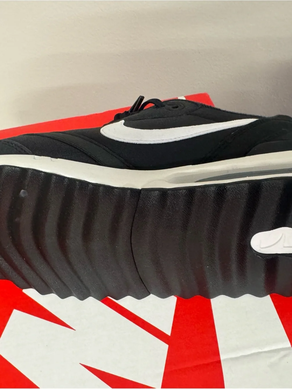 Nike women’s  Black and White Air Max Style Sneaker
